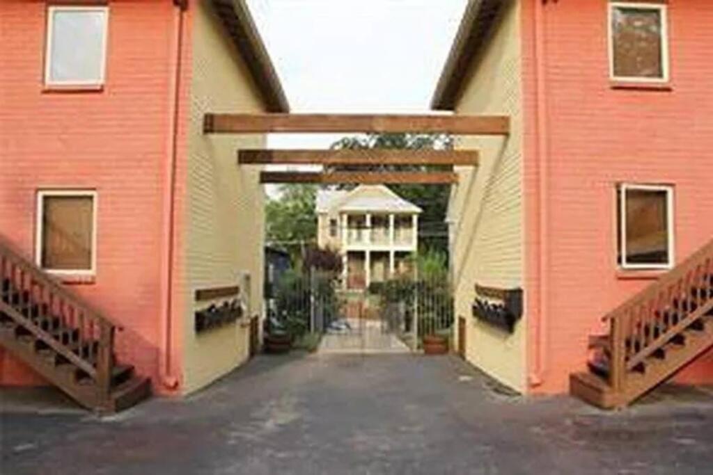 Entire Minutes From Downtown Apartment