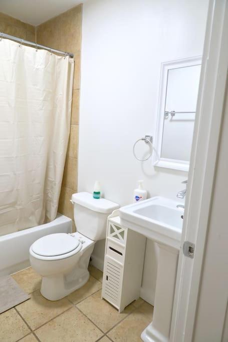 Entire Minutes From Downtown Apartment *