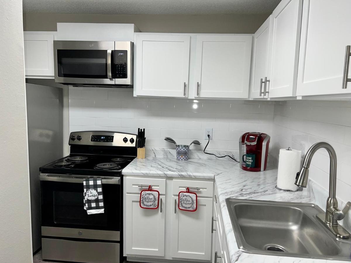 Lovely 2- Bedroom With A Fireplace. *