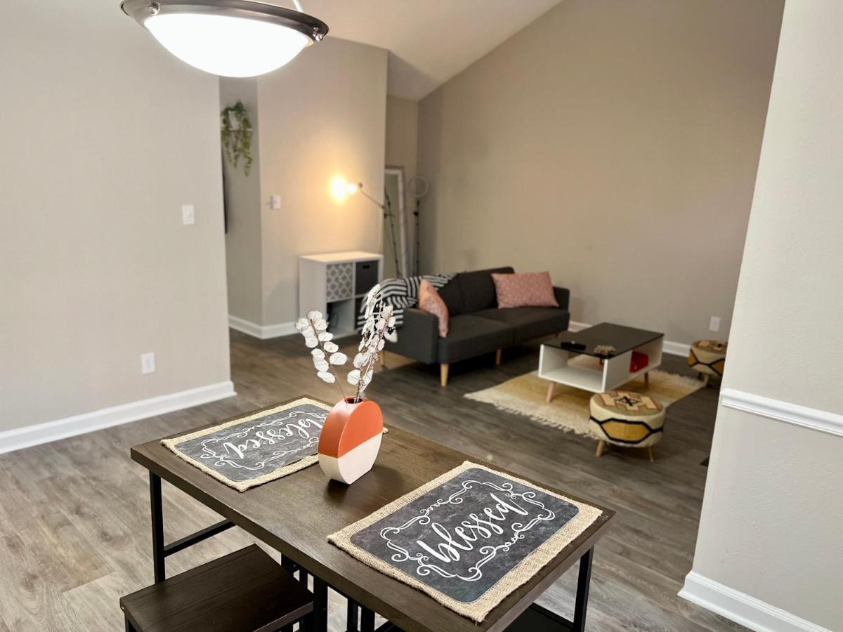 Lovely 2- Bedroom With A Fireplace. Apartment