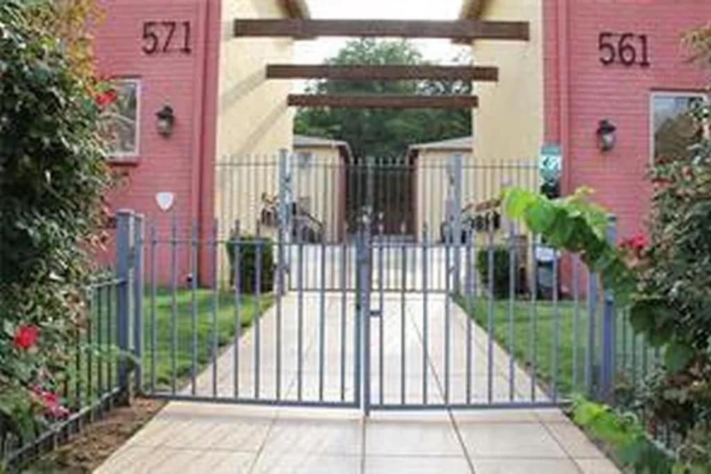Entire Minutes From Downtown Apartment *