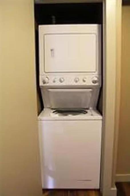 Entire Minutes From Downtown Apartment *