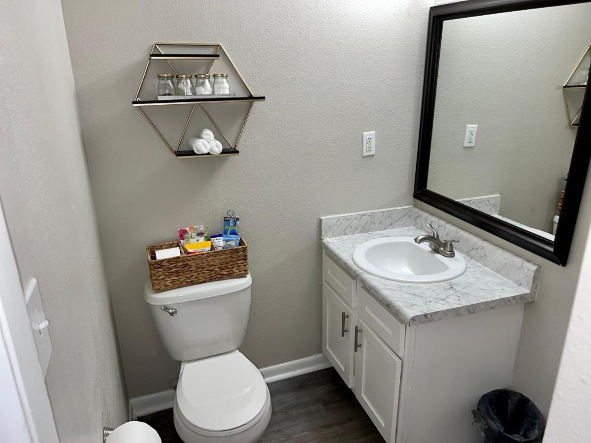 Lovely 2- Bedroom With A Fireplace. Atlanta