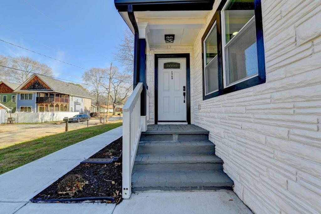Modern At Colonial College Park *