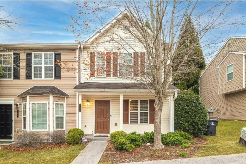 Beautiful Cozy 3-bedroom Townhome Retreat Apartment *