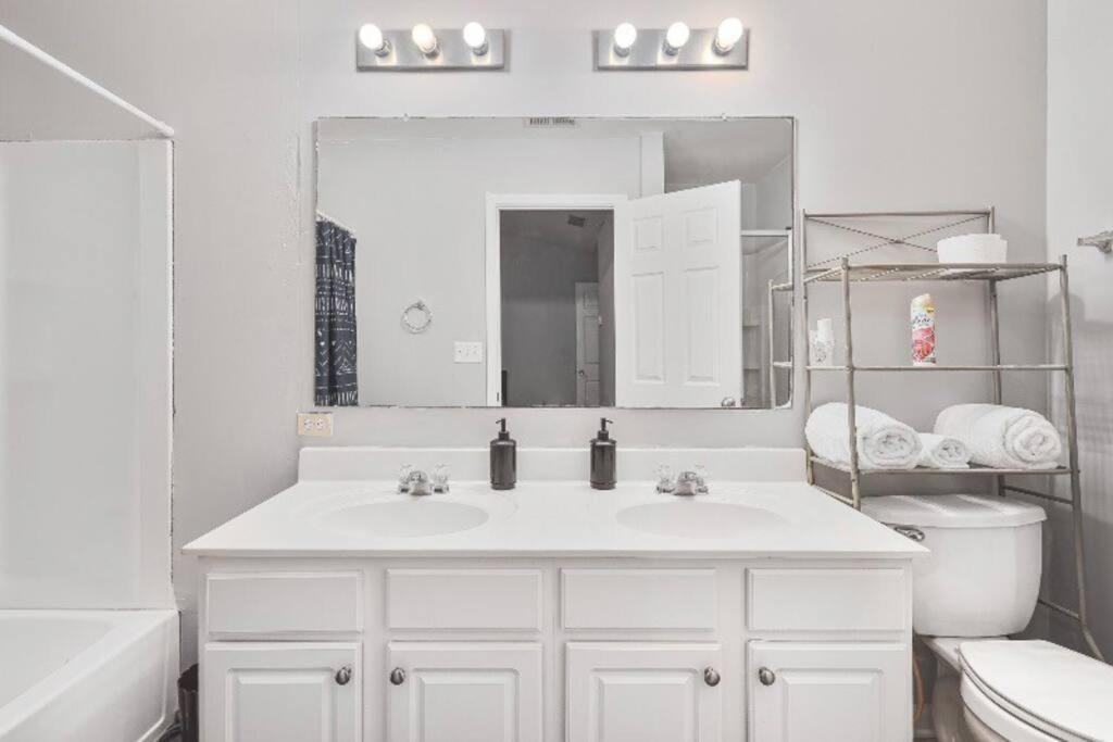 Beautiful Cozy 3-bedroom Townhome Retreat Apartment *