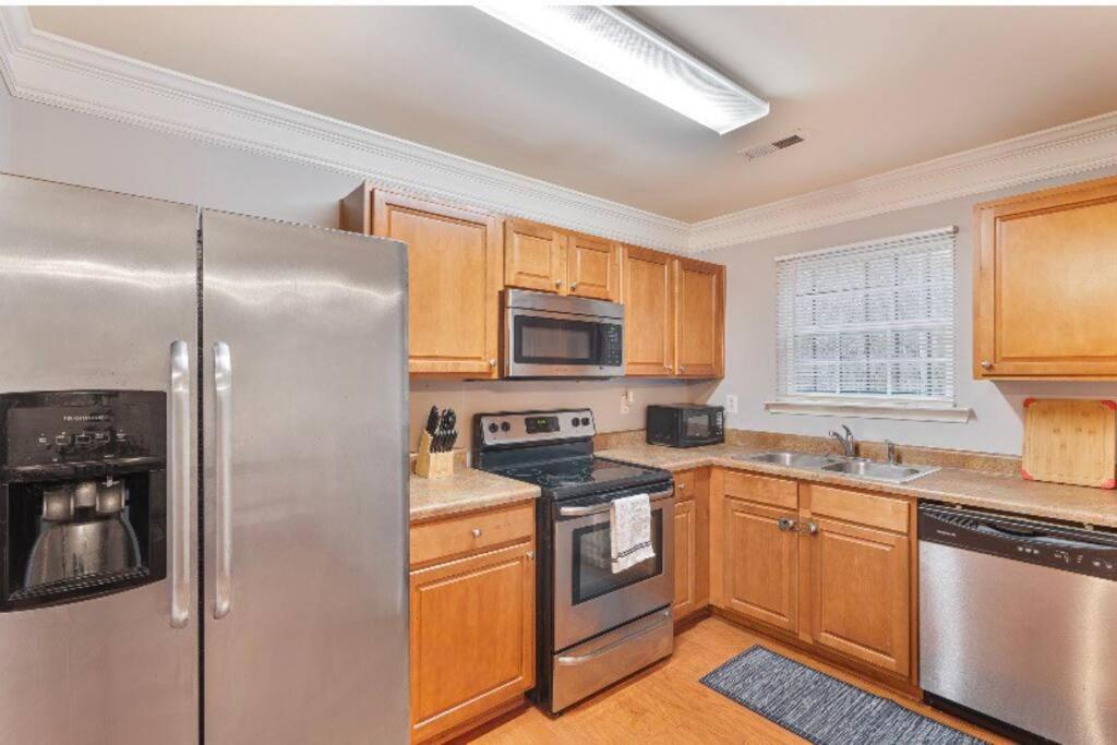 Beautiful Cozy 3-bedroom Townhome Retreat Atlanta