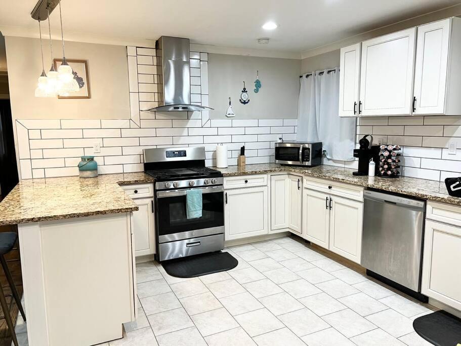 Big, 4 - Bedroom With Backyard Holiday home