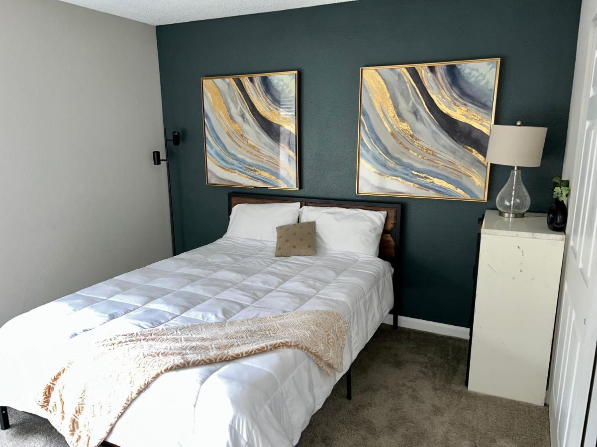 Apartment Lovely 2- Bedroom With A Fireplace. Atlanta