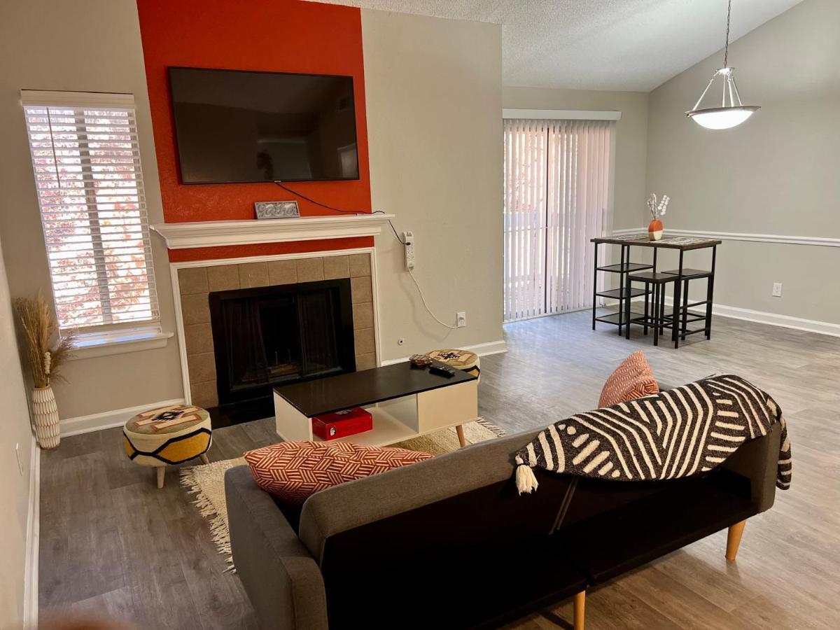 Lovely 2- Bedroom With A Fireplace. *