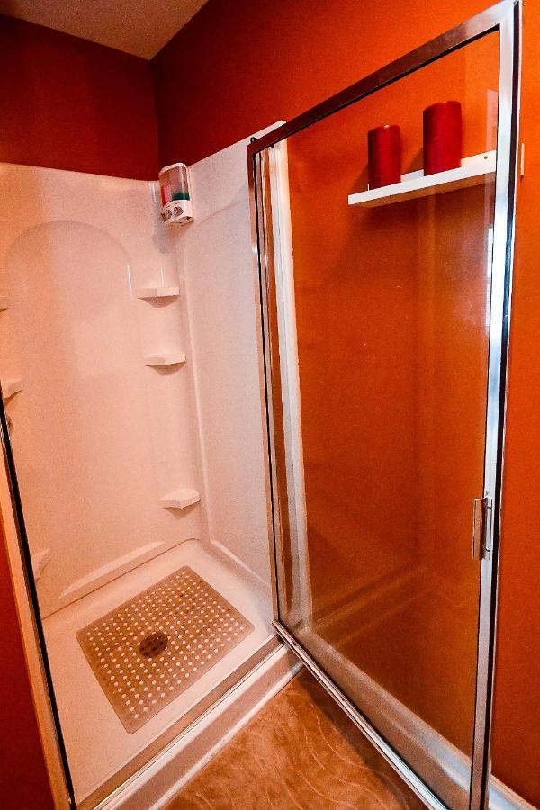 Amazing Large 3 Bed House With King Bed Less Than 10 Miles To Dtwn Holiday home