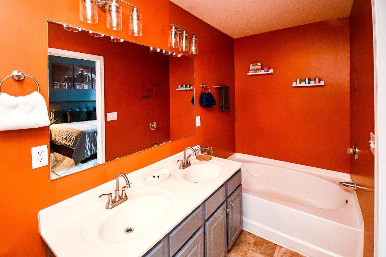 Amazing Large 3 Bed House With King Bed Less Than 10 Miles To Dtwn