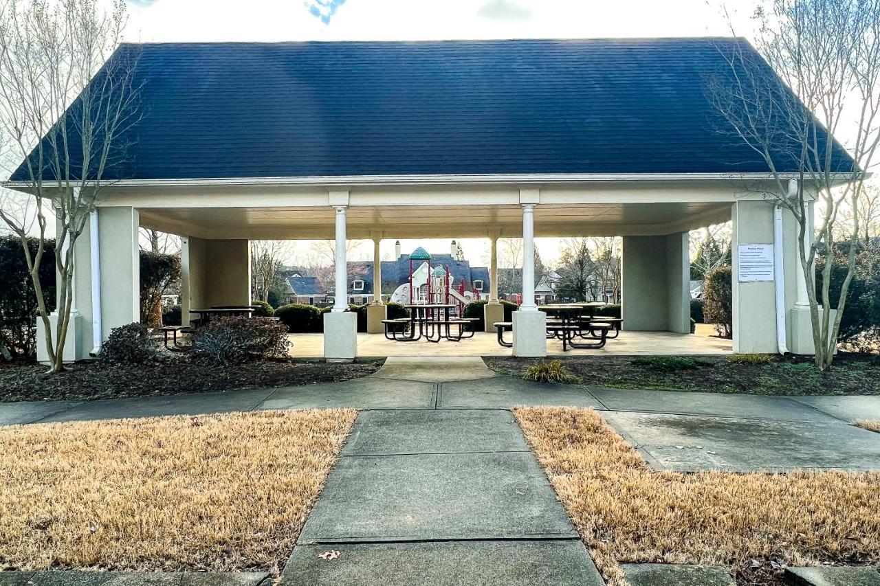 Amazing Large 3 Bed House With King Bed Less Than 10 Miles To Dtwn