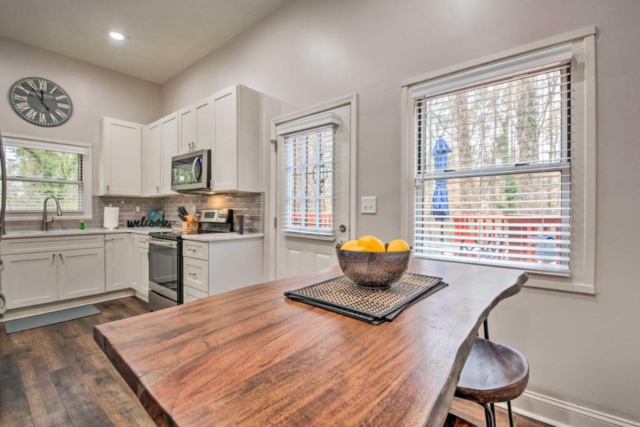 Holiday home Retreat With Deck In Greenbriar Area!