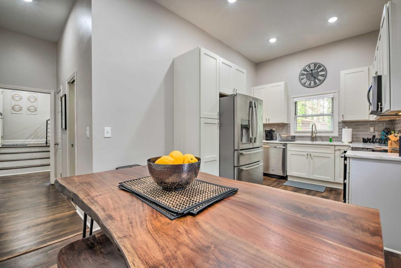 Holiday home Retreat With Deck In Greenbriar Area! Atlanta