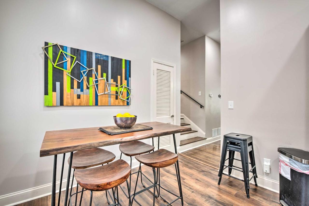 Retreat With Deck In Greenbriar Area! * Atlanta