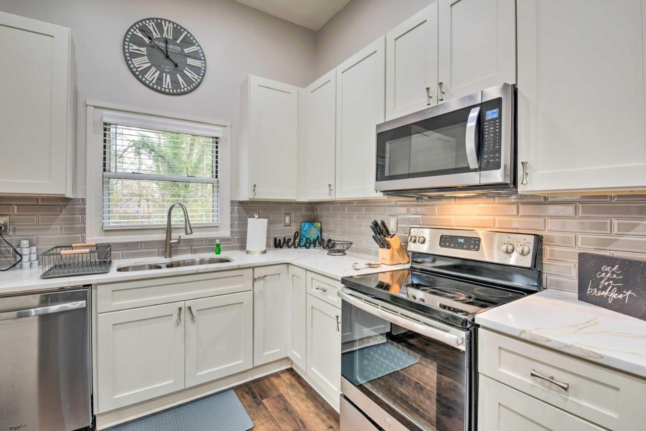 Retreat With Deck In Greenbriar Area! * Atlanta