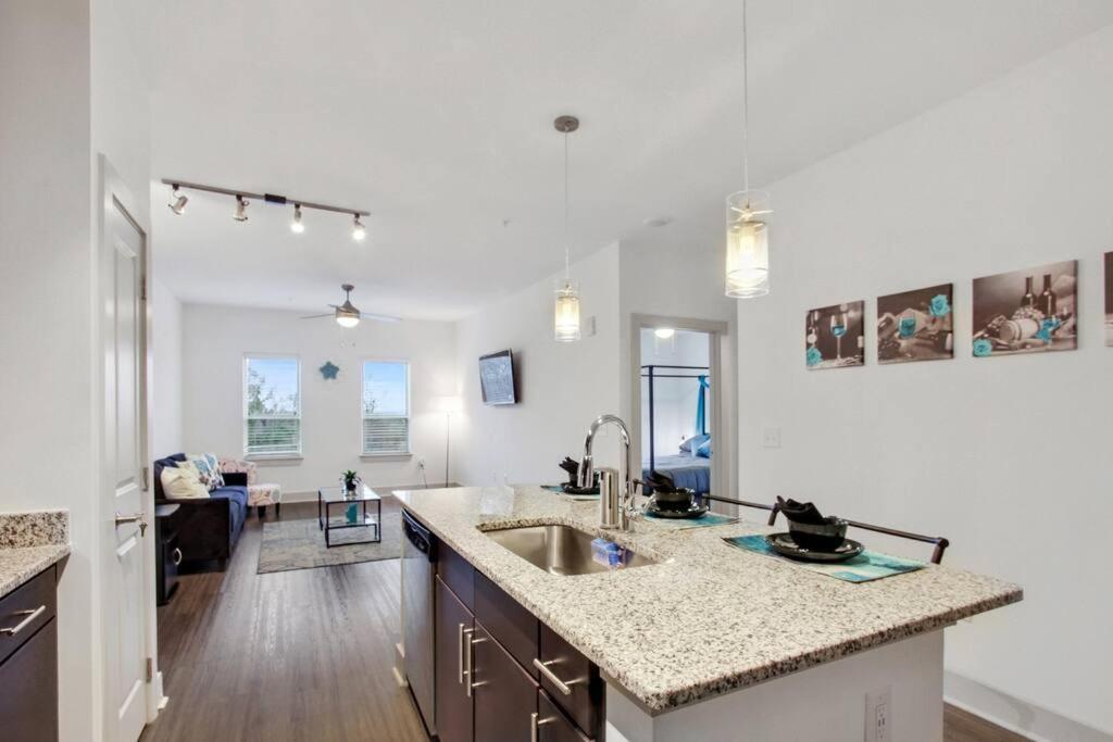 Cozy Sundrenched Luxury Apartment Atlanta