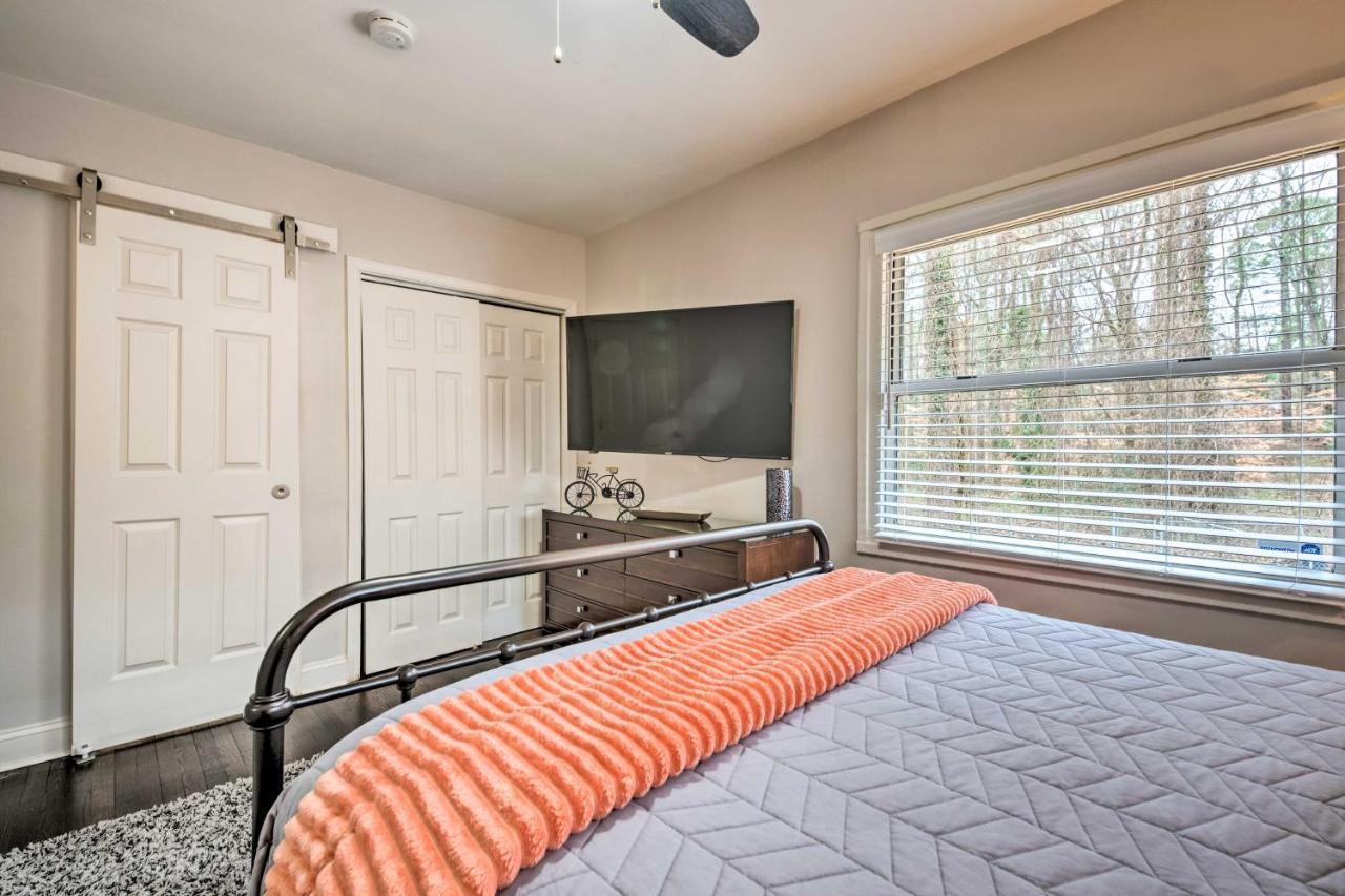 Retreat With Deck In Greenbriar Area!