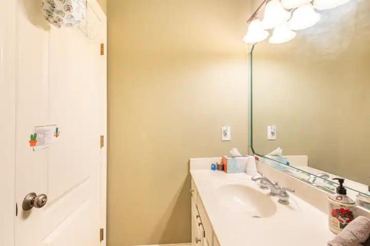 Chic Private & Bath Homestay