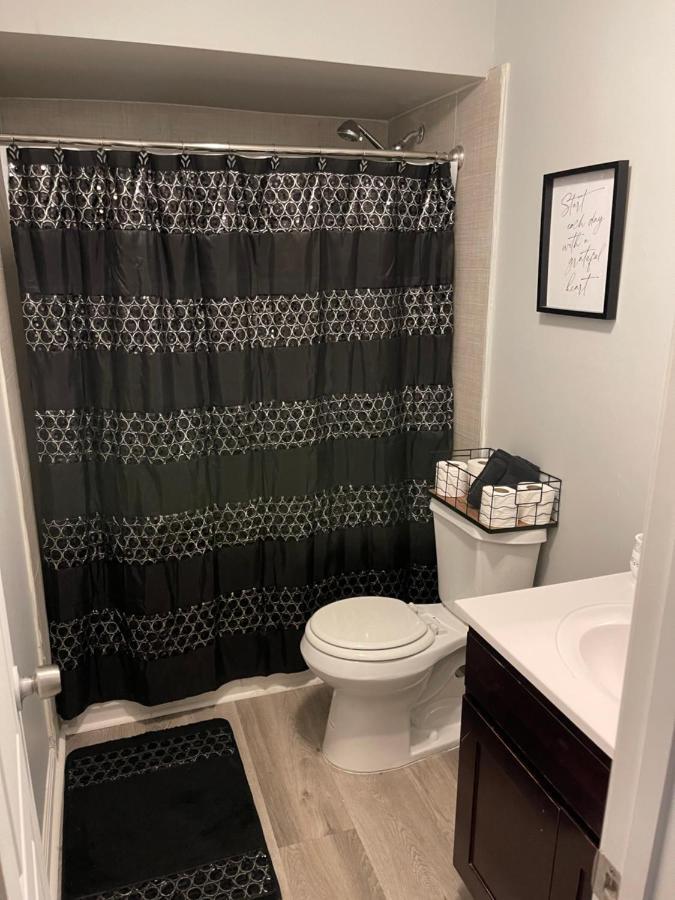 2bdrm Comfortable Townhome 5 Mins From Airport Apartment