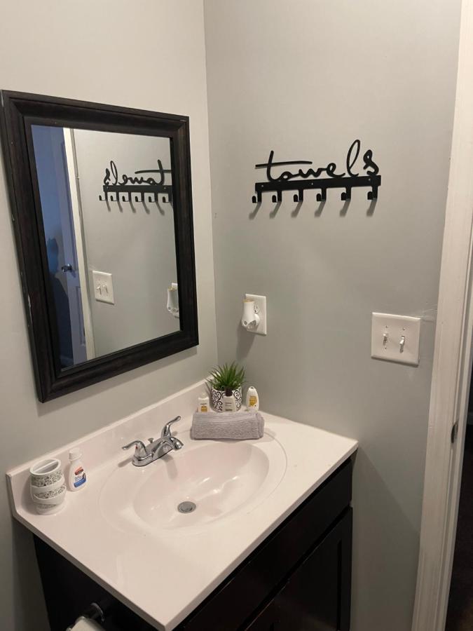 2bdrm Comfortable Townhome 5 Mins From Airport Apartment