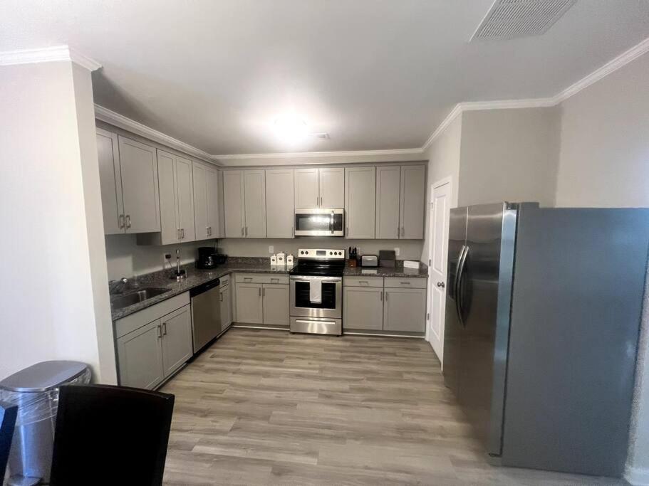 Brand New Mins To Airport Apartment