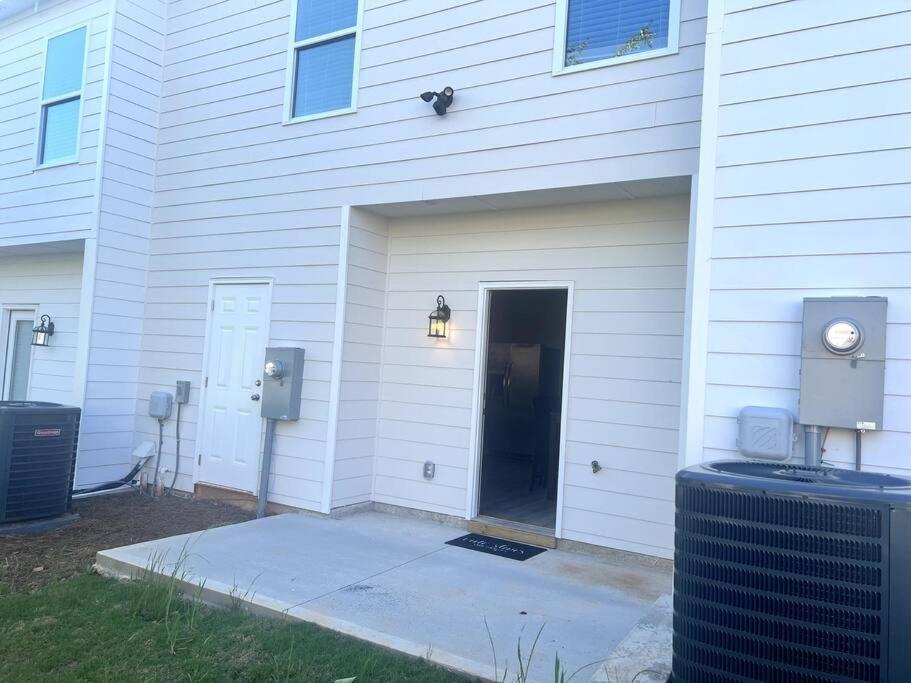 Apartment Brand New Mins To Airport *