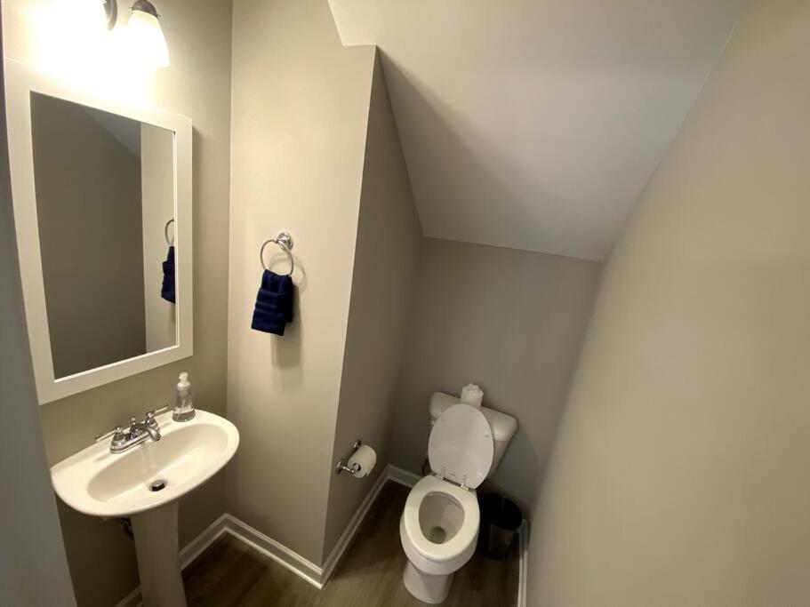 Brand New Mins To Airport Apartment *