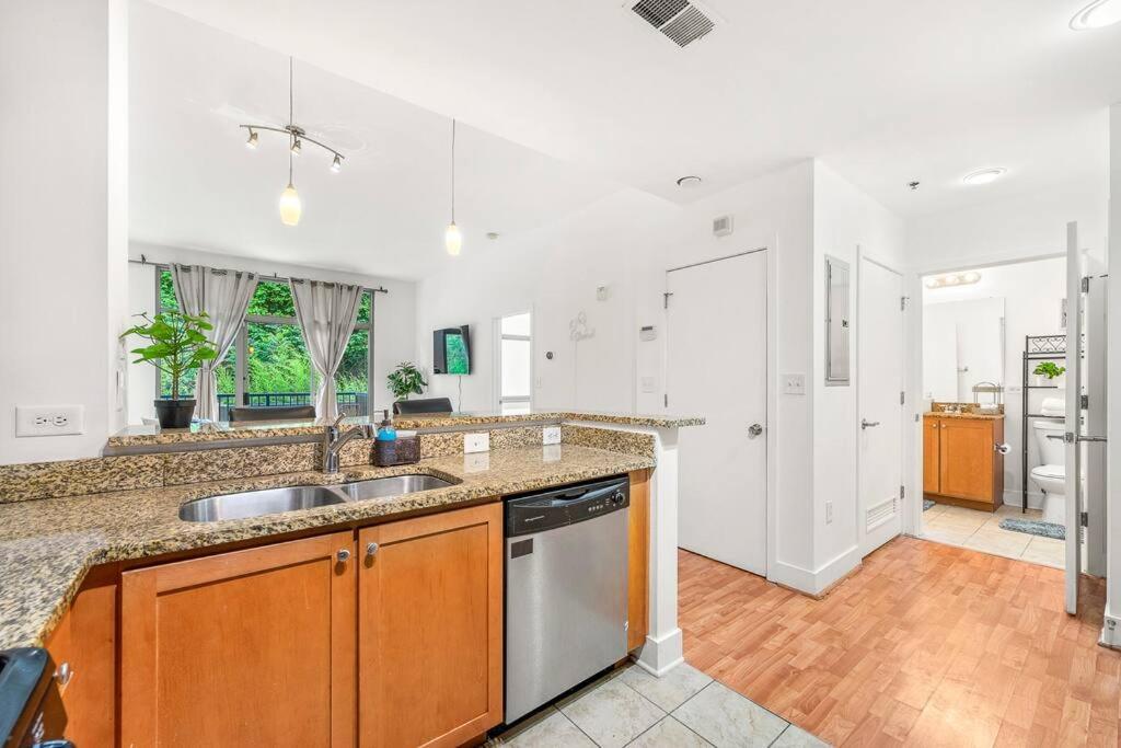 Apartment Downtown With Private Balcony+parking Atlanta