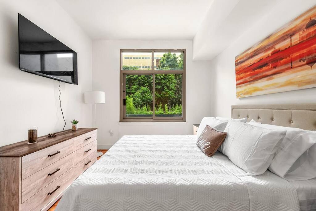Downtown With Private Balcony+parking Apartment