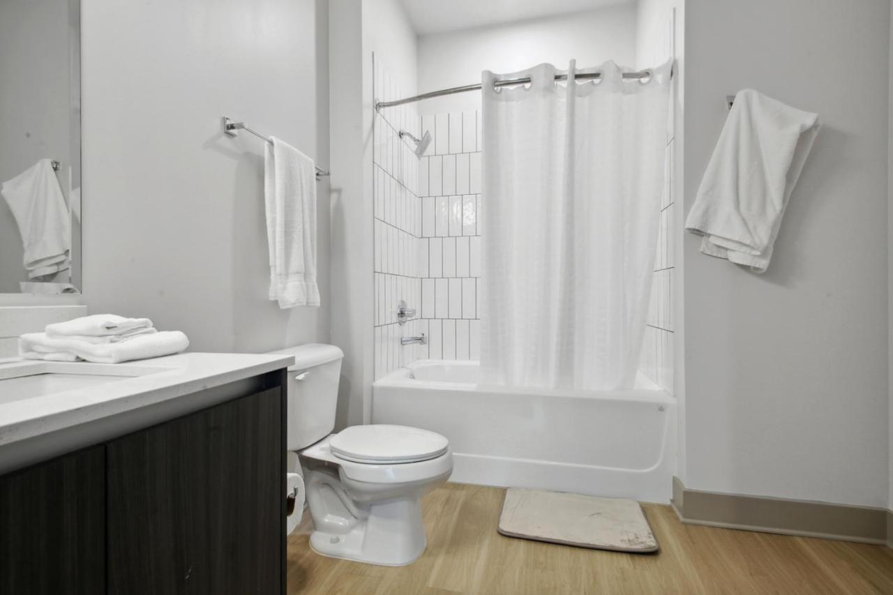 West Midtown Penthouse 2 Bdrm *