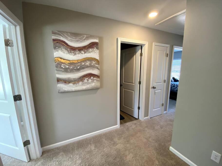 Brand New Mins To Airport Apartment *