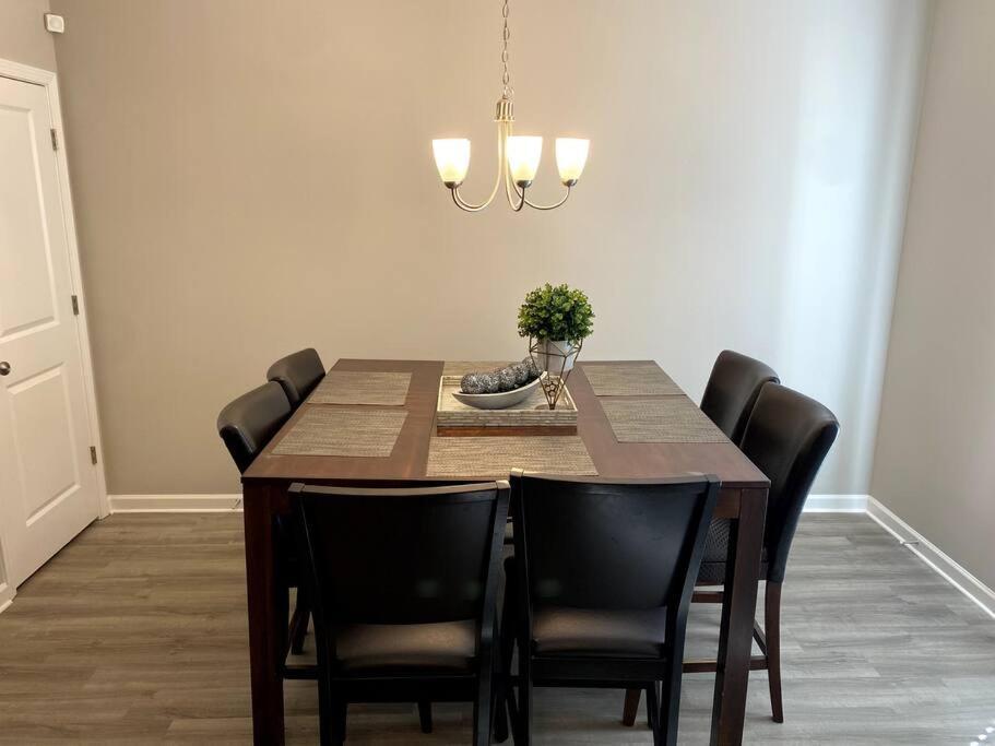 Brand New Mins To Airport Apartment *