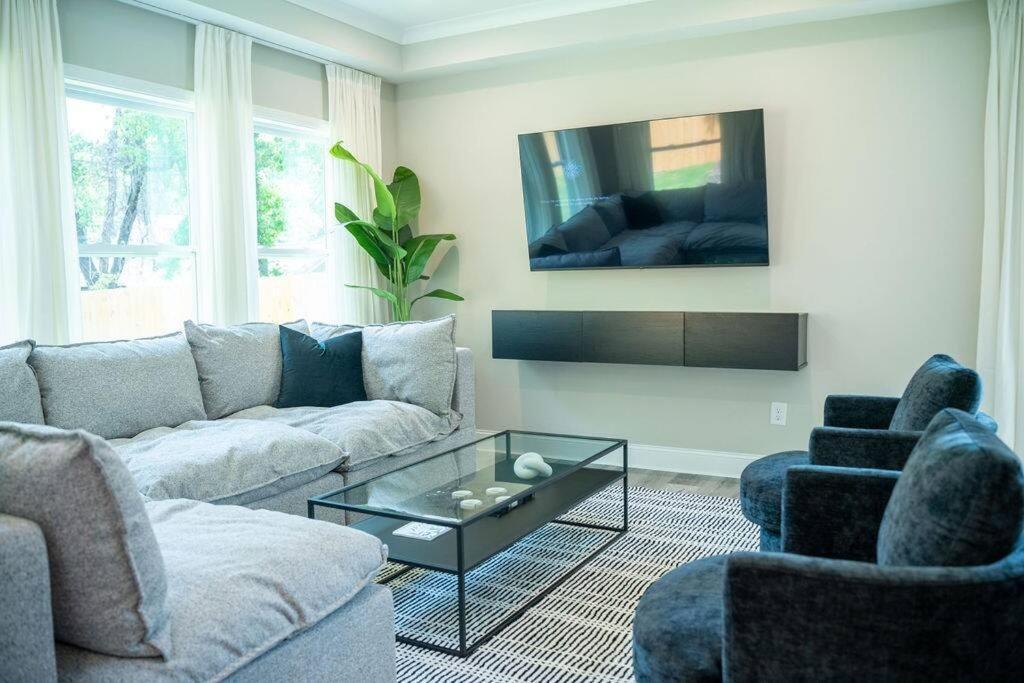Brand New: Urban Oasis 5 Min From Mercedes Benz Holiday home