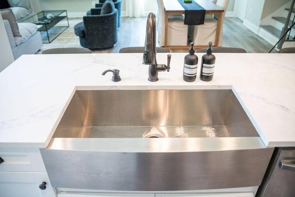 Brand New: Urban Oasis 5 Min From Mercedes Benz Holiday home