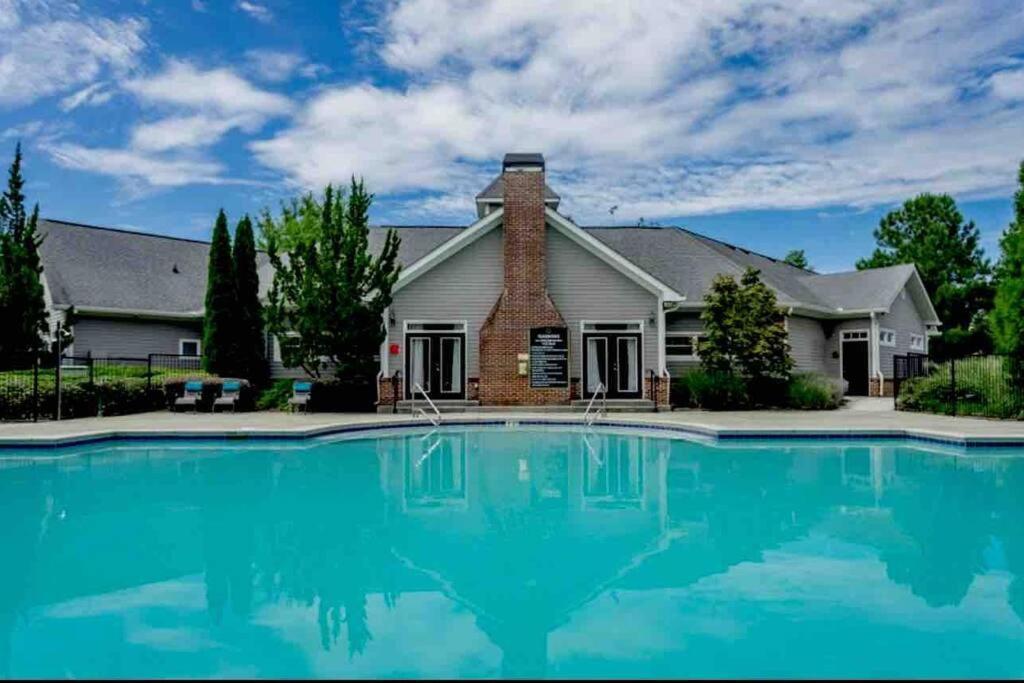 Luxury Style Unit 8 Min To The Airport. Apartment
