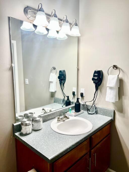 Luxury Style Unit 8 Min To The Airport. Apartment