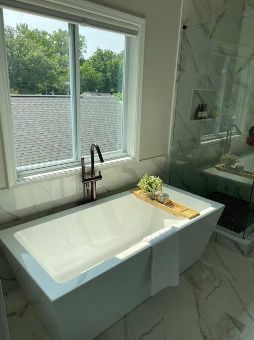 Brand New: Urban Oasis 5 Min From Mercedes Benz Holiday home *