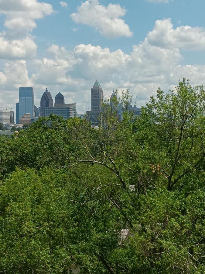 Cozy Buckhead Studio Great Location 761 Morosgo Drive *