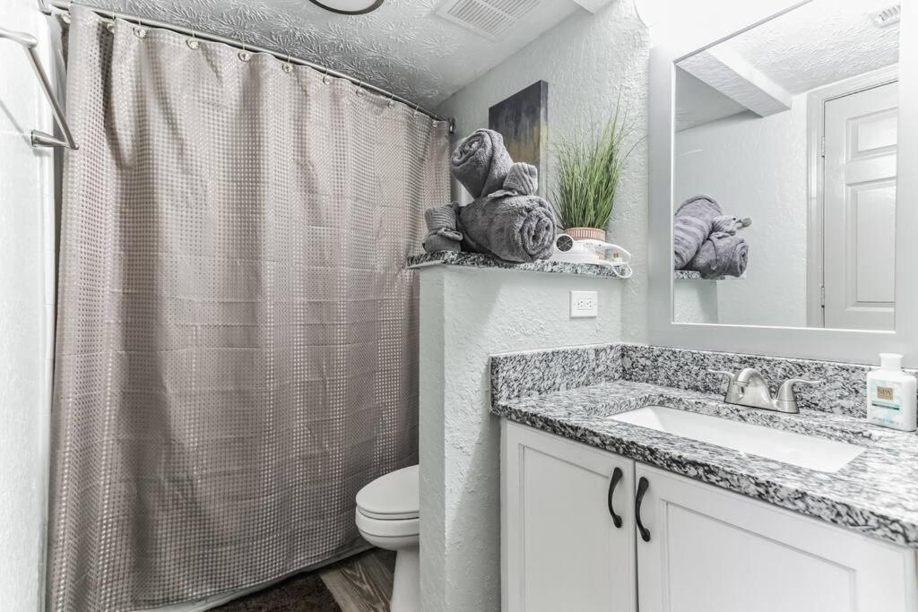 Apartment King Bedroom 5mins Truist Park Battery Roxy Atl