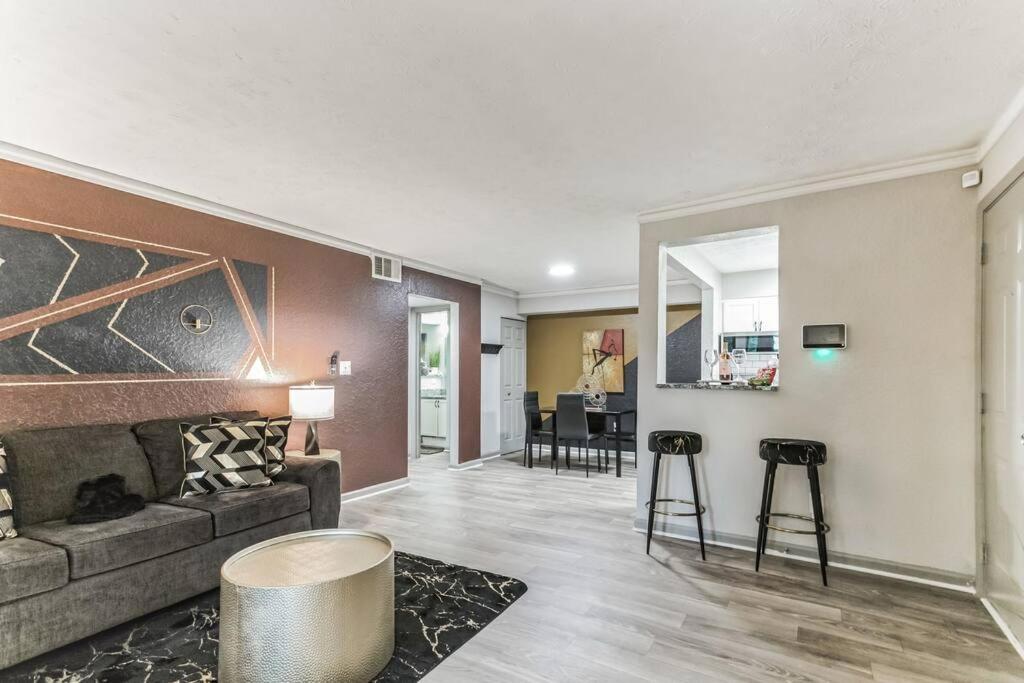 King Bedroom 5mins Truist Park Battery Roxy Atl *