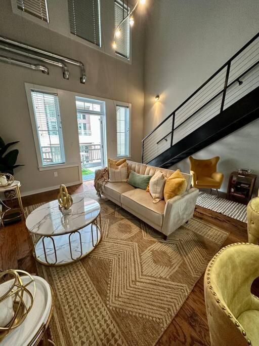 Rare Atl Luxurious Loft W Patio View Apartment
