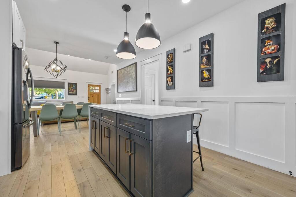 Designer Home: King Beds, Luxe Bath+free Parking! Holiday home