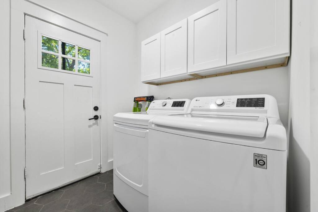 Designer Home: King Beds, Luxe Bath+free Parking!
