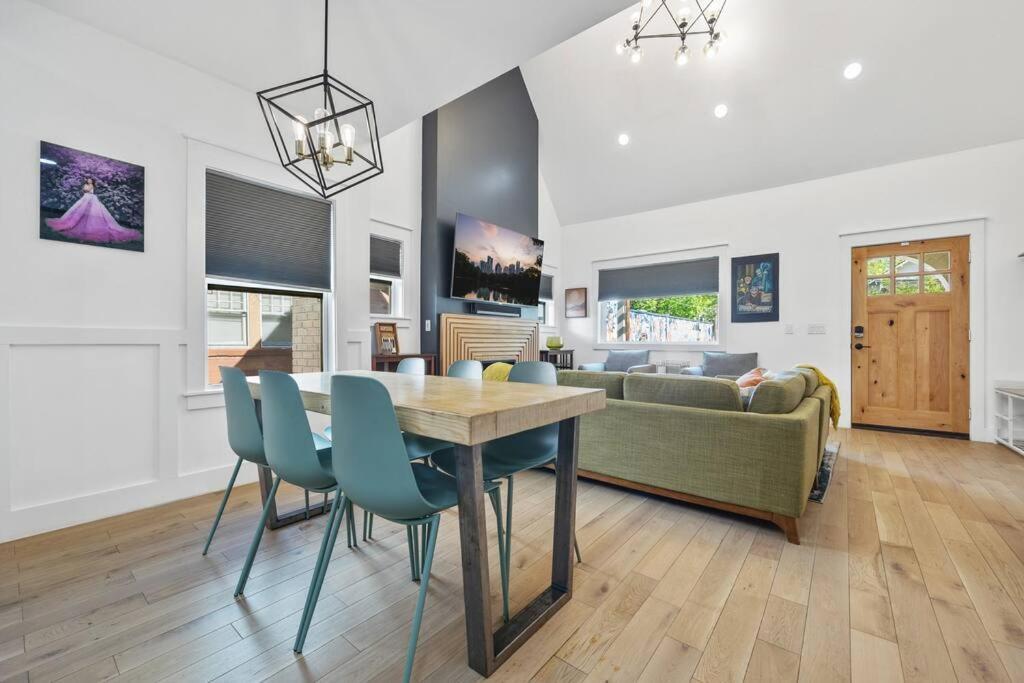 Holiday home Designer Home: King Beds, Luxe Bath+free Parking! *