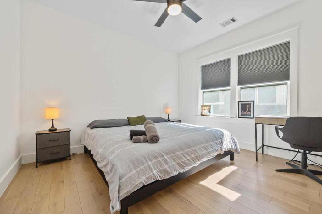 Designer Home: King Beds, Luxe Bath+free Parking! Holiday home