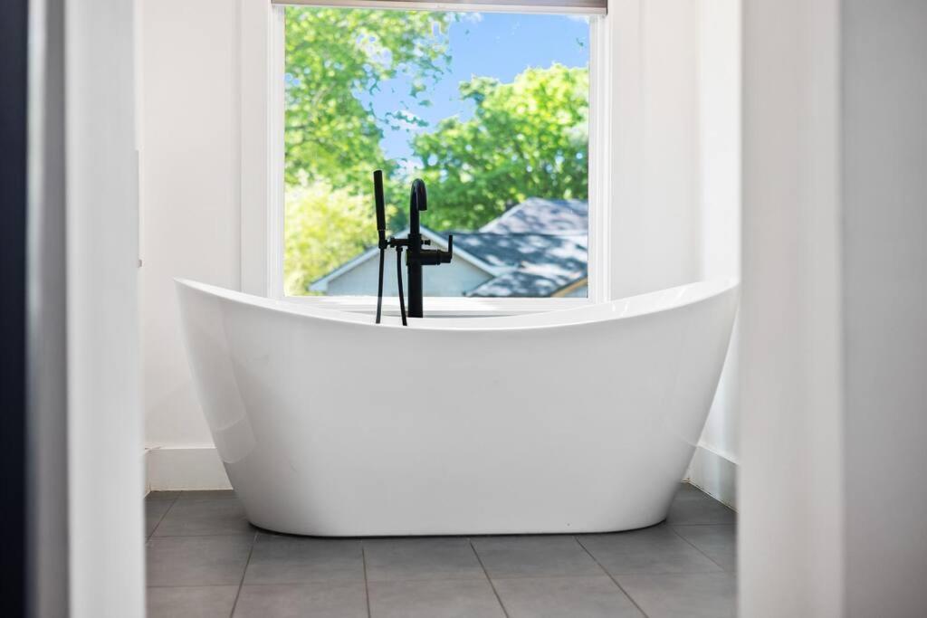 Designer Home: King Beds, Luxe Bath+free Parking! *