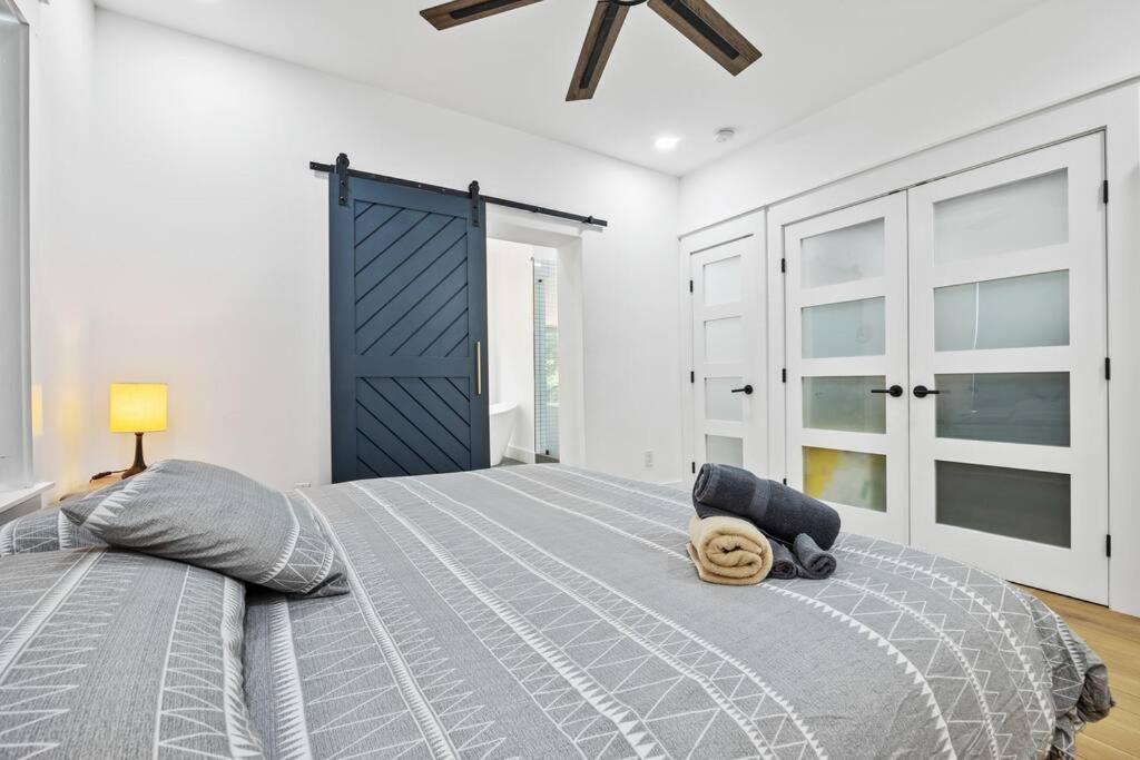 Holiday home Designer Home: King Beds, Luxe Bath+free Parking! *