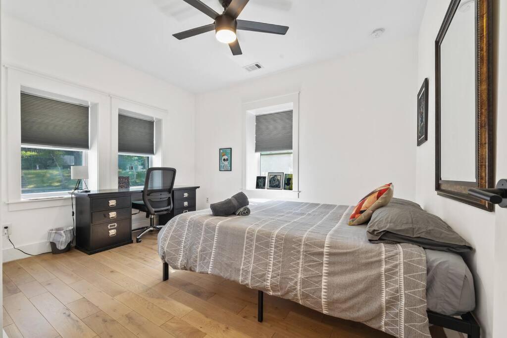 Designer Home: King Beds, Luxe Bath+free Parking! Holiday home